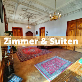 Hotel, Hotelzimmer, Suite, Kerzenleuchter, Doppelbett, Luxuriös, Hohe Decken, Großer Teppich, Kronleuchter Couch, Großes Badezimmer,