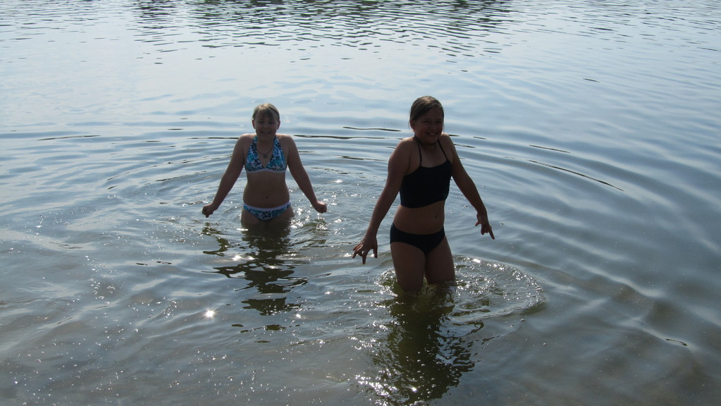Pia mit Freundin im Wasser