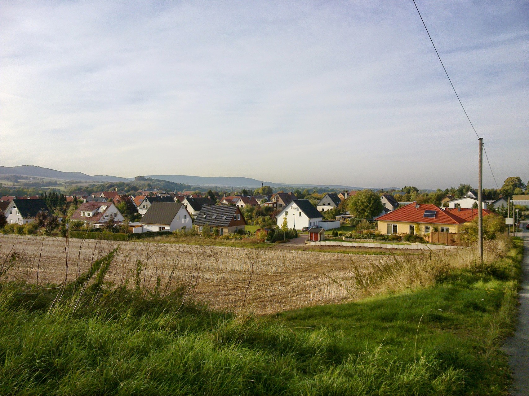 ~ Bild: Spaziergang bei Brüggen (Leine), Blick auf den Ort ~