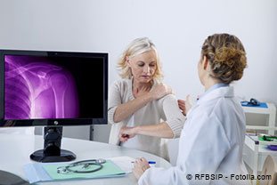 Orthopädin untersucht Schulter einer Patientin - © RFBSIP - Fotolia.com