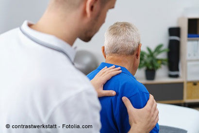 Orthopäde untersucht Schulter eines älteren Patienten