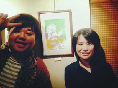 彼の魅力は笑顔が素敵なだけじゃない!個展に来てくれた時の1枚です。