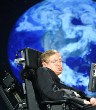 08年4月、米ワシントンで講演するホーキング博士=UPI共同