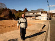 更地が増える町の状況を懸念する脇沢さん(福島県楢葉町)