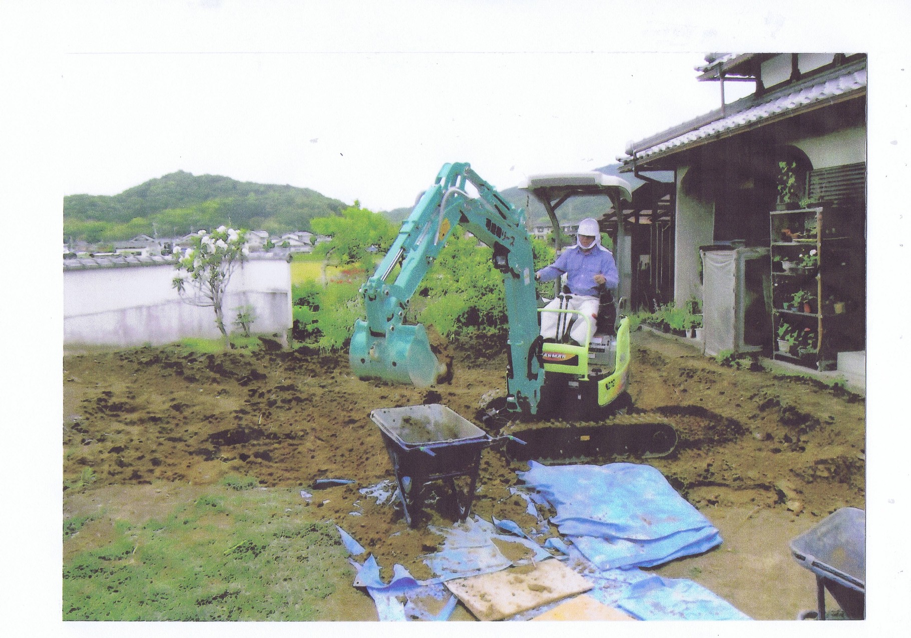 ５　　　宅地内でバックホーによる掘削～残土処分（小運搬搬出）作業の状況写真