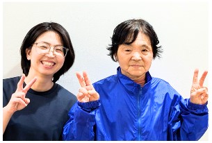 腰痛がなくなった喜んでいる女性の写真