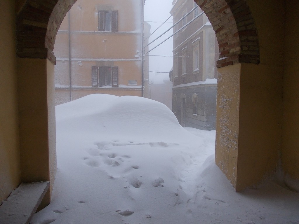 Auto e strade nascoste dalla neve