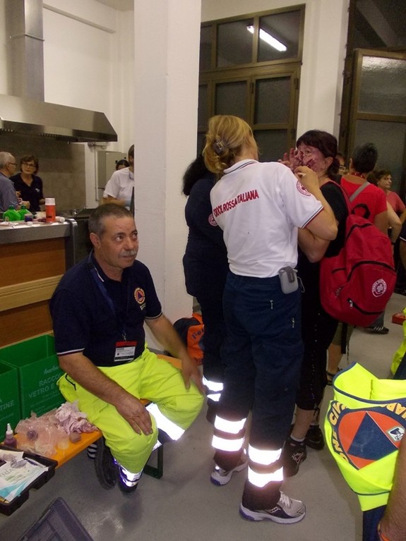 Gli esperti della Croce Rossa e dell'ANPAS inpegnati nelle fasi del "trucco" per simulare vari tipi di ferite sui corpi dei volontari