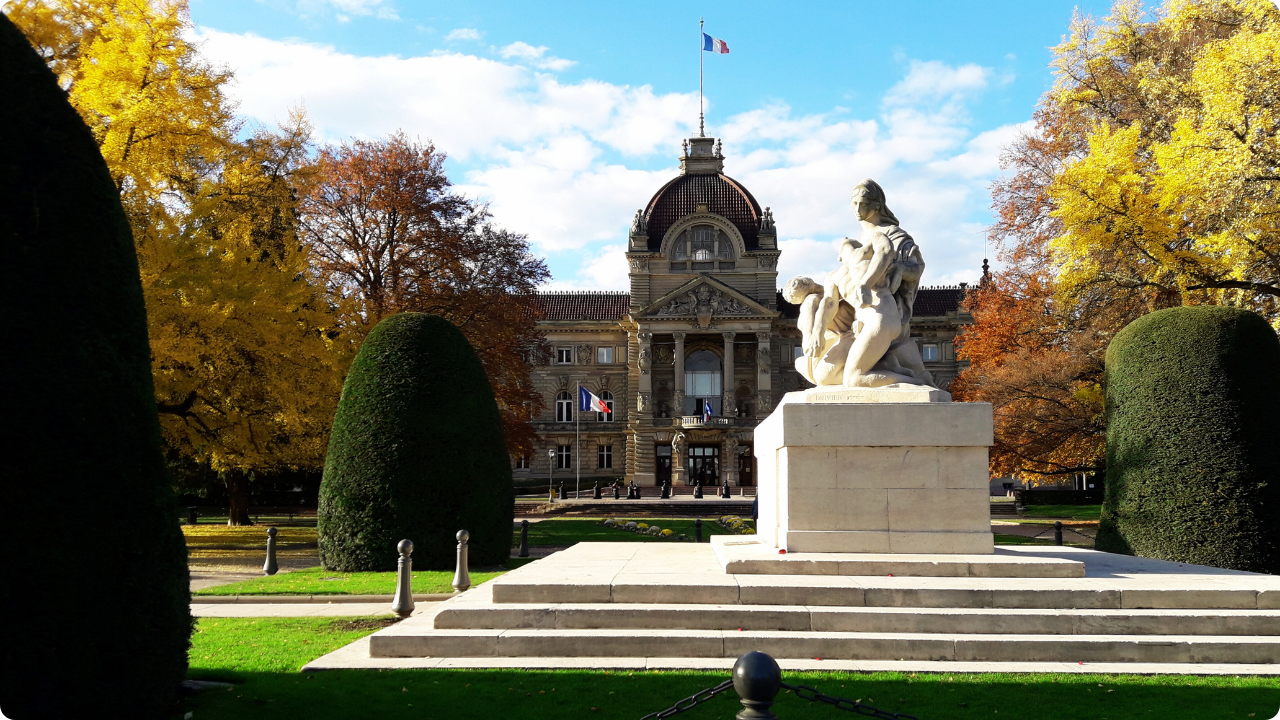 Plaza de la República en Estrasburgo con el Monumento a los Caídos y el Palacio del Rin, puntos clave del tour del barrio alemán.