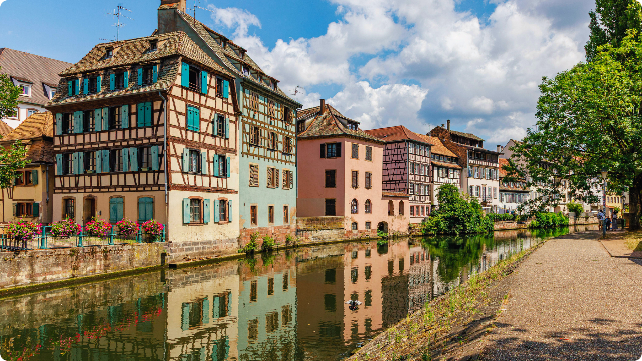 Río Ill pasando por la Petite France durante un tour privado en español