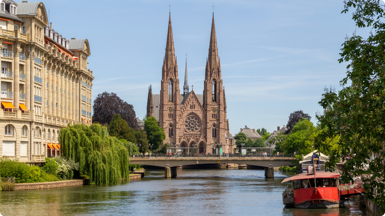 Bonita vista de la iglesia de San Pablo en el barrio alemán durante una visita activa por Estrasburgo
