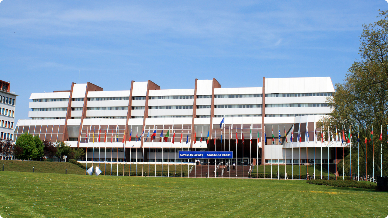 Façade du siège du Conseil de l'Europe à Strasbourg lors d'une visite privée du quartier européen
