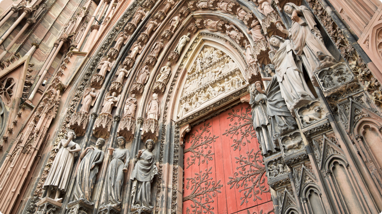 Reloj astronómico del siglo XVI en el interior de la Catedral de Estrasburgo, joya de la ingeniería renacentista.