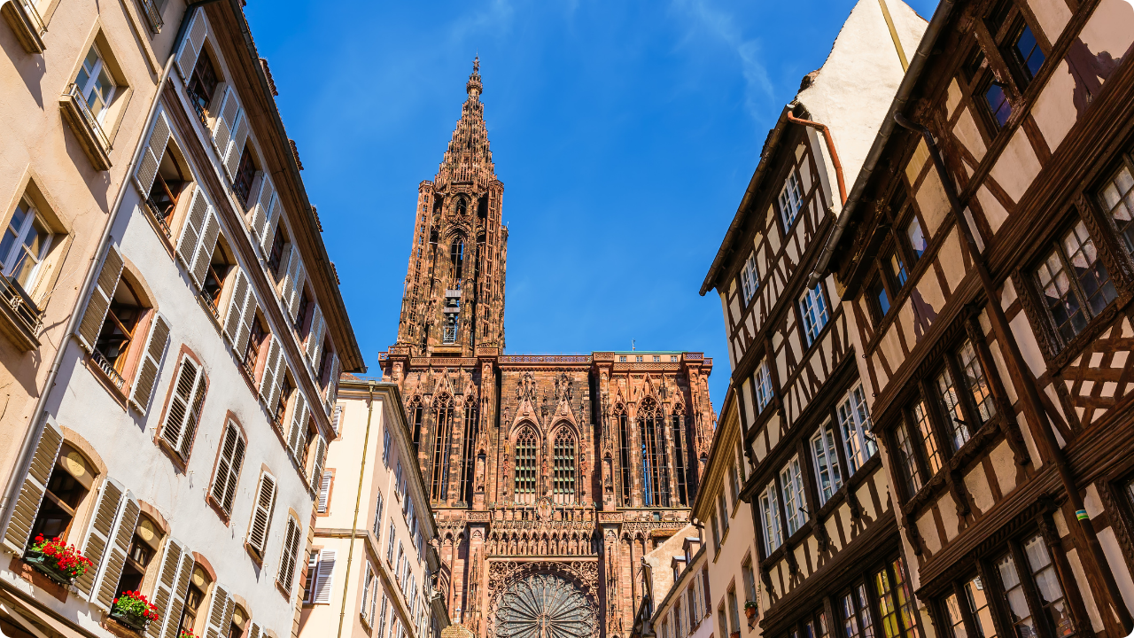 Façade de la cathédrale de Strasbourg, chef-d'œuvre gothique avec sa flèche et ses sculptures médiévales