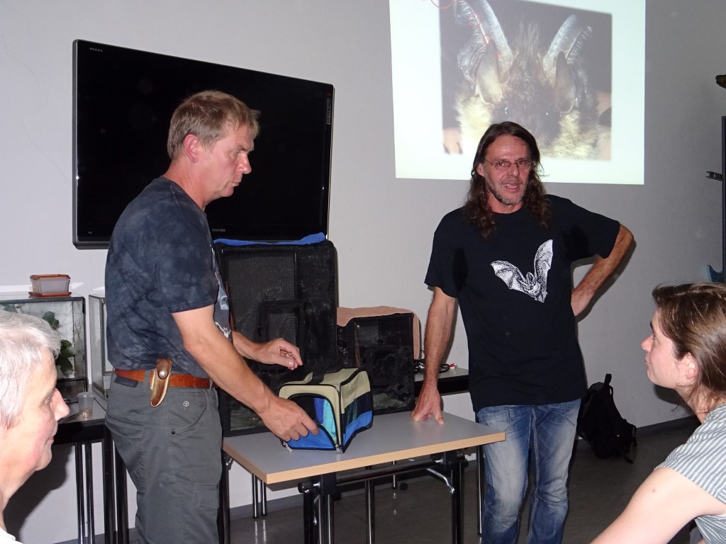 Die NABU-Fledermausexperten Wolfgang Kulick (links) und Andreas Woiton (rechts). </p> Foto: Carola Bodsch