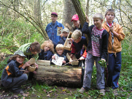 Ein Bestimmungsbuch half den „Parthenfröschen“ die vielen gefundenen Pilze besser kennen zu lernen. Foto: NABU Plaußig