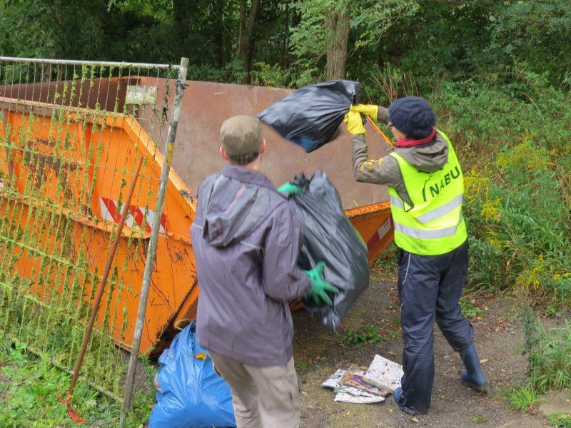 Der Unrat wurde in einem Container entsorgt, den freundlicherweise die Stadt für die NABU-Aktion bereitgestellt hatte.