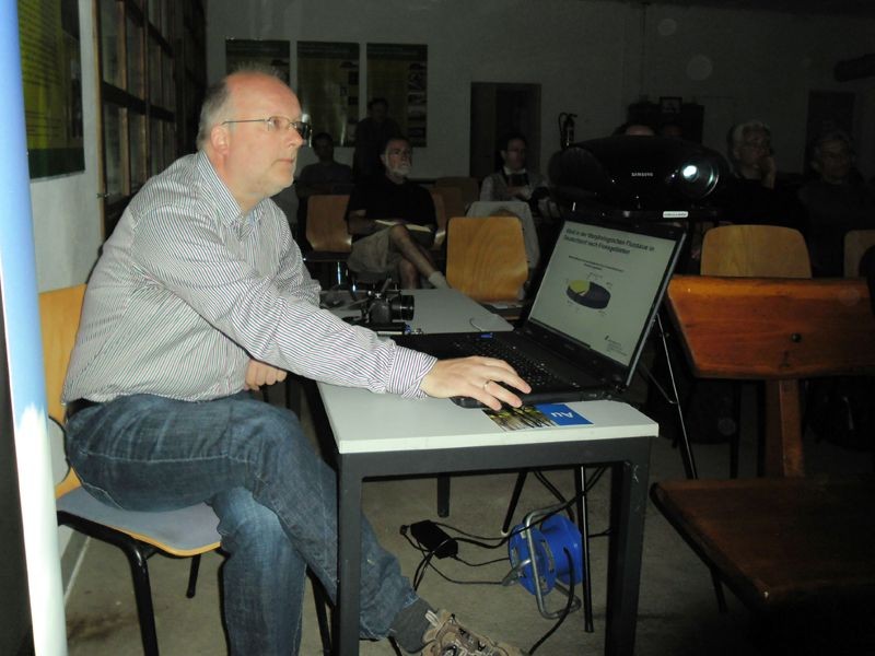 Hans Kasperidus vom Helmholtz-Zentrum für Umweltforschung (UFZ) bediente Laptop und Beamer beim Fachvortrag zur Eröffnung der Leipziger Naturschutzwoche 2012. Foto: René Sievert