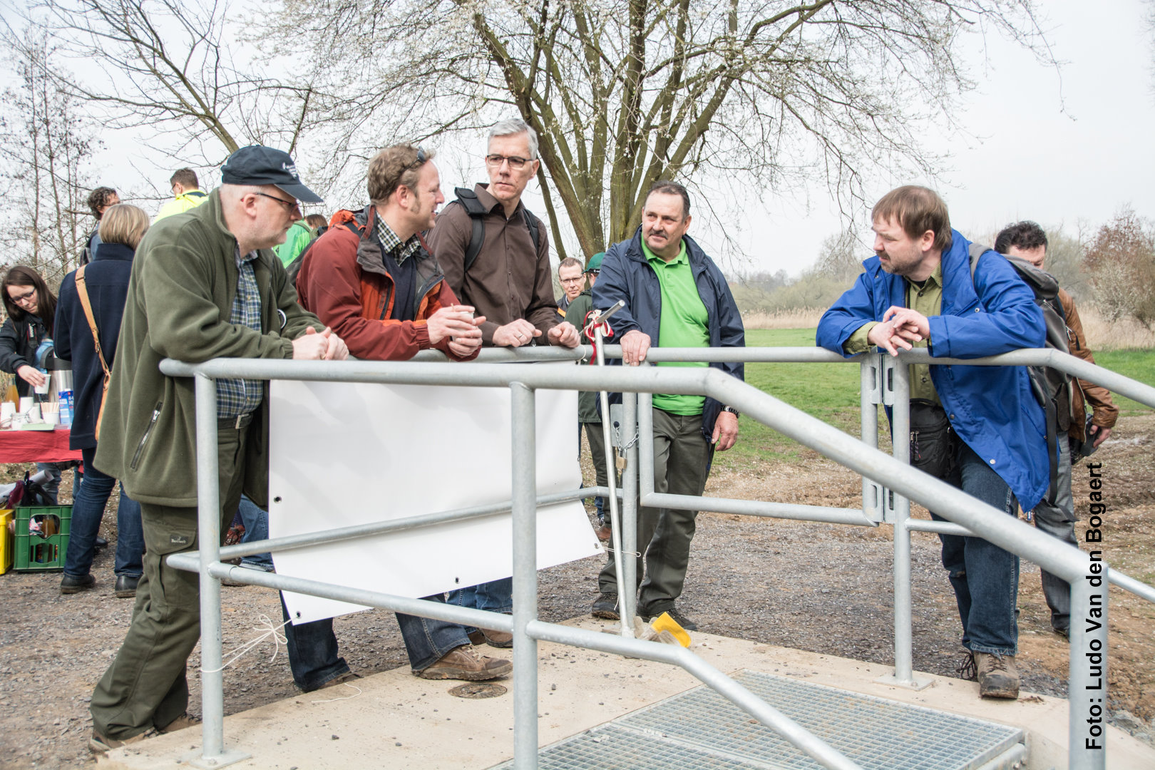 Meinungsausstausch am neuen Einlassbauwerk: Vertreter von UFZ, DLR und NABU im Gespräch.