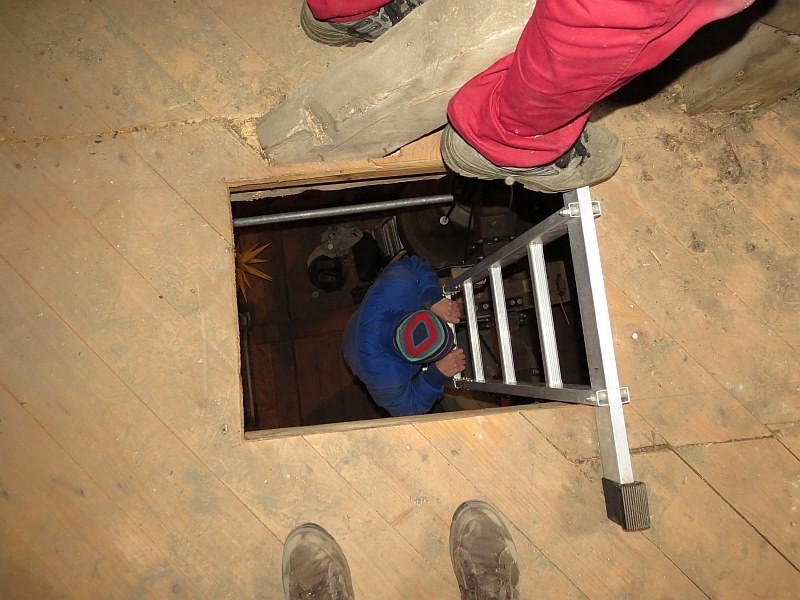 Über Leiter und Seilzug wurde das Werkzeug und Material in die Turmspitze befördert.