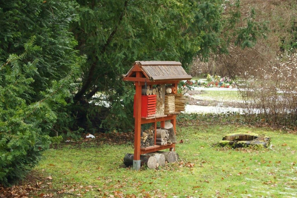  Auch ein Inselktenhotel bietet zahlreiche Unterschlupfmöglichkeiten, zum Beispiel für Wildbienen.