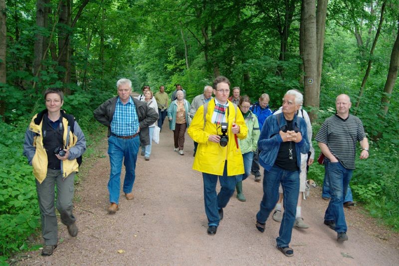 Dr. Peter Otto von der Universität Leipzig (rechts) führte am Eröffnungsabend der Naturschutzwoche die Exkursion durch die Burgaue. Foto: René Sievert