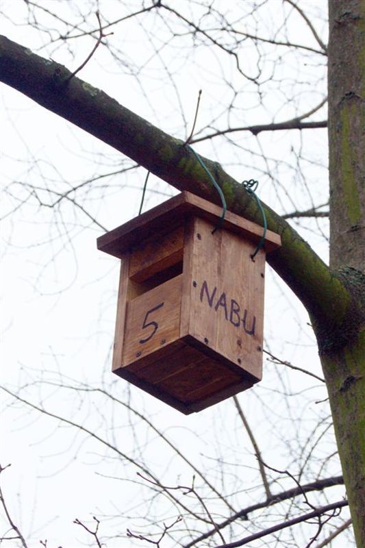 Im Park am NABU-Büro in Gohlis gibt es jetzt eine Freiluftsausstellung, in der sich Vogelfreunde über unterschiedliche Nistkastentypen informieren können.