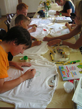 T-Shirts werden mit „Parthenfröschen“ bemalt. Foto: NABU Plaußig