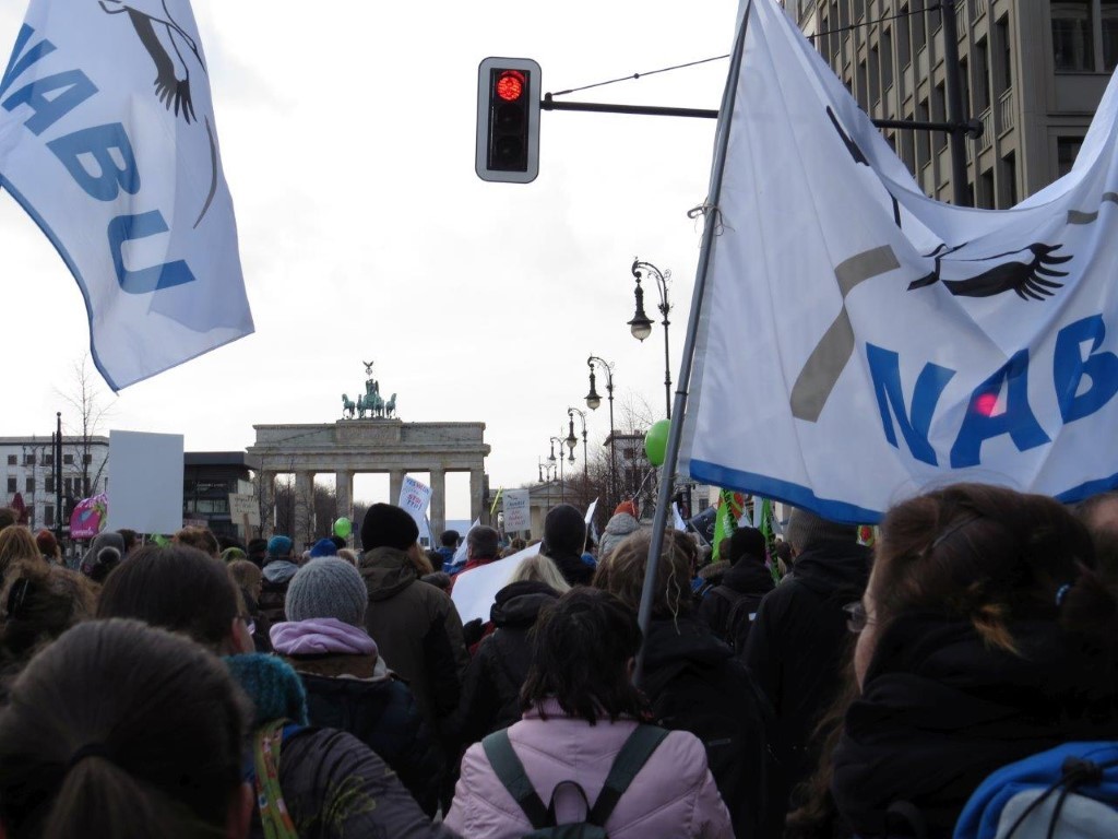 Der NABU im Demozug am Brandenburger Tor.