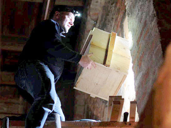 Anbau eines Dohlennistkastens im Turm der Stephanus-Kirche Mockau. Foto: Peggy Kindermann-Weber