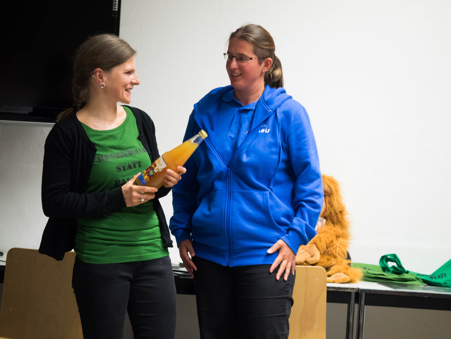  21 Natur- und Regenwaldfreunde waren beim Vortragsabend dabei. Der NABU Leipzig bedankte sich bei Cindy Höll unter anderem mit einer Flasche NABU-Bioapfelsaft.