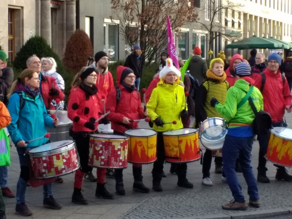 Die Demo war nicht nur bunt, sondern stellenweise auch laut. So sorgten gleich mehrere Trommlergruppen für heiße Rhythmen.</p>Foto: Beatrice Jeschke