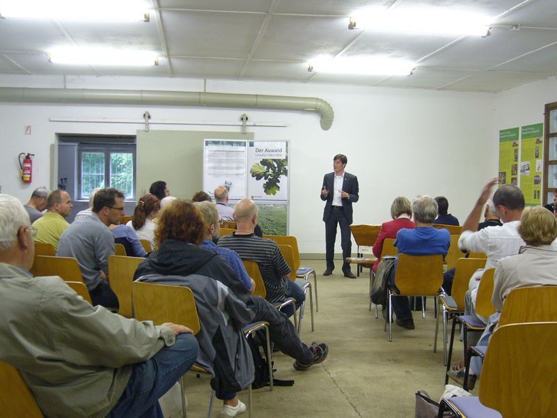 Bei der Eröffnungsveranstaltung der Naturschutzwoche hat Umweltbürgermeister Heiko Rosenthal die Leipziger Naturschützer zum Dialog über den Auwaldschutz eingeladen. Foto: Claudia Tavares