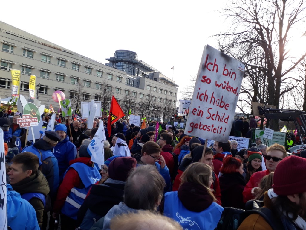 Mit kreativen Bannern und Schildern sorgte die NAJU immer wieder für Hingucker.</p>Foto: René Sievert