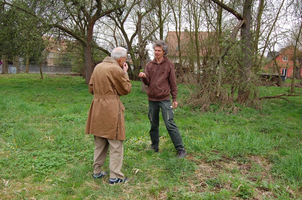 Über die Pflanzen hatte Jens Franke viel zu erzählen, einige wurden auch verkostet.