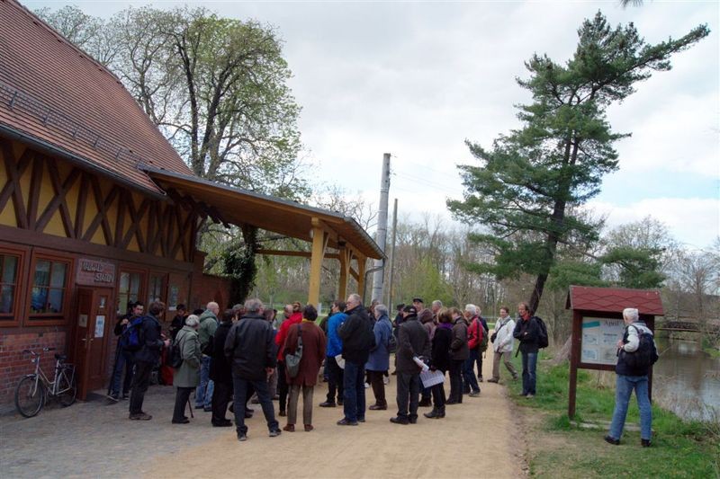 Zum Abschluss gab es eine gemeinsame Exkursion in das Naturschutzgebiet 'Burgaue', den Lebensraum der diesjährigen Auwaldpflanze.