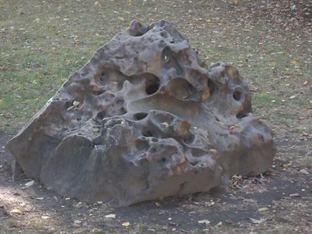 Erste Station der Radtour war ein Braunkohlequarzit, der als Naturdenkmal am Goerdelerring zu besichtigen ist.