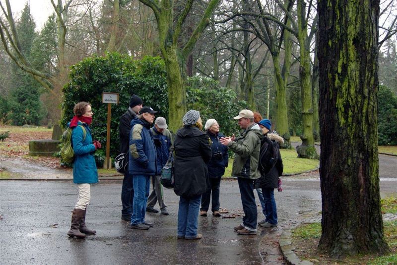NABU-Vogelexperte Karsten Peterlein führte die Exkursion über den Südfriedhof.