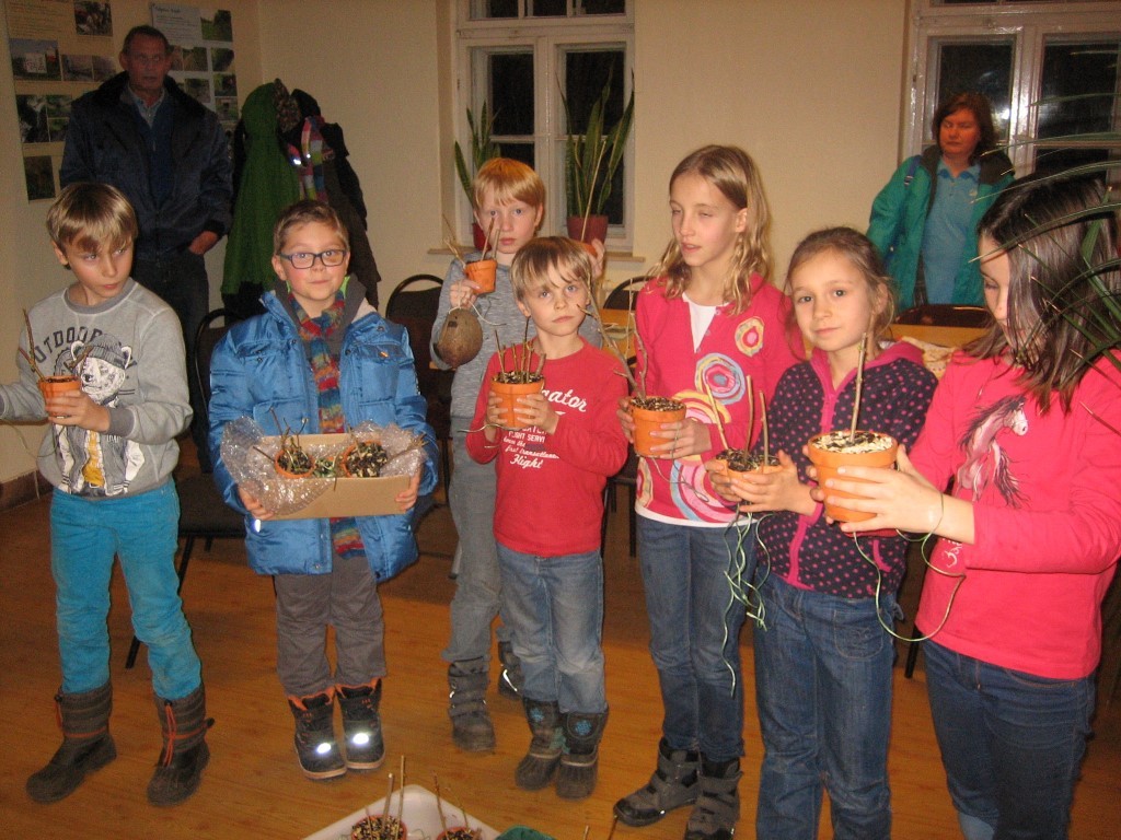 Die "Parthefrösche" Jan, Tom, Emil, Mika, Frieda, Teresa und Selma (v.l.n.r.) mit ihren selbstgefertigten Futterglocken. Foto: Christoph Knappe