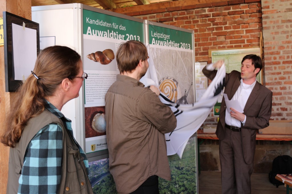 Unterstützt von René Sievert (NABU Leipzig) und der Weichtierexpertin Katrin Schniebs hat Umweltbürgermeister Heiko Rosenthal das Leipziger Auwaldtier des Jahres 2013 enthüllt. Foto: Maria Vitzthum