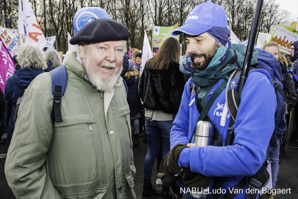 Unter den Demoteilnehmern im "Blauen Block" war auch der Träger des Alternativen Nobelpreises,</p>Professor Michael Succow (links).</p>Foto: Ludo Van den Bogaert