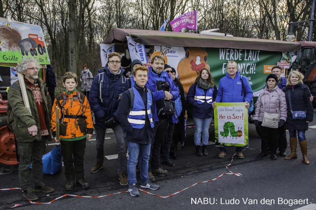 Demoteilnehmer aus Leipzig vor dem "NABU-Kremser" am Ende der Großkundgebung.</p>Foto: Ludo Van den Bogaert