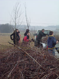 Materialtransport für die Benjes- Hecke. Foto: NABU Plaußig