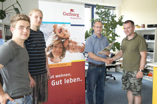 Herr Schmidt (2.v.r.) von der Hausverwaltung Gutburg übergab die Spende an Martin Lindner, Albrecht Steiner (v.l.) und Karsten Peterlein (rechts) vom Arbeitskreis Vogelschutz. Foto: Dr. Fabian Haas