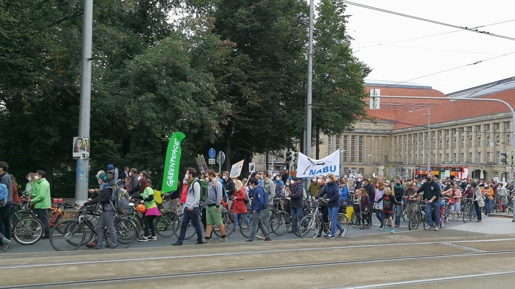 Der lange Demozug biegt auf den Ring ab.<br/>Foto: Anne Bartelt