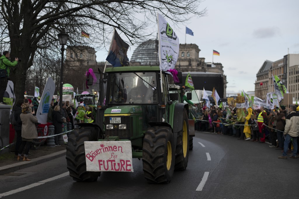 Eine bunte Karawane von Traktoren hat den Demonstrationszug angeführt.</p>Foto: Nick Jaussi/wir-haben-es-satt.de