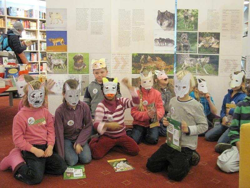 Ein kleines 'Wolfsrudel' vor der NABU-Ausstellung.
