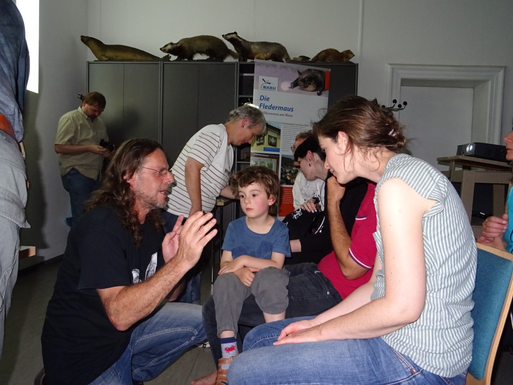 Andreas Woiton zeigte den Gästen im Naturkundemuseum Fledermäuse, die sich in Pflege befinden.</p> Foto: Carola Bodsch