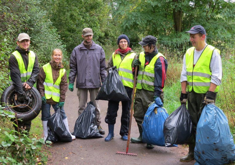 Die fleißigen Helfer haben innerhalb von drei Stunden etwa zwanzig Müllsäcke voll Sperr- und Plastikmüll, Gartenabfällen, Glasflaschen, Papier und Dosen gesammelt. 