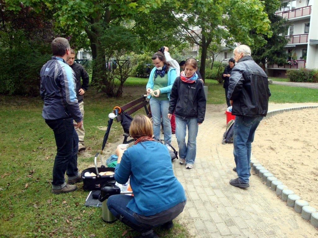 Am Ende war noch Zeit für einen kleinen Imbiss. Der NABU bedankte sich bei den fleißigen Helfern.</p>Foto: Jan Kockrow 